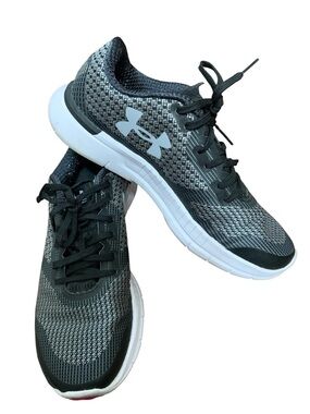 Under Armour Black & Gray run fast twill women’s shoes.